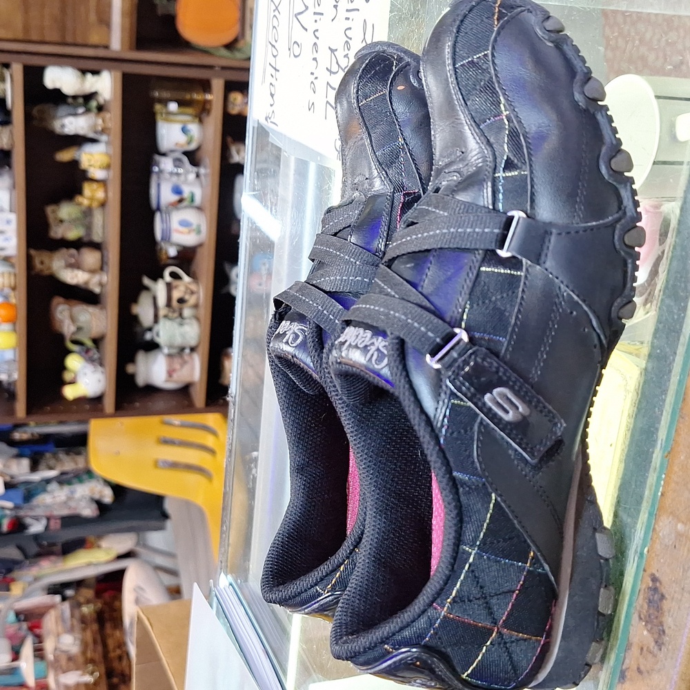 Women's Skechers Black Size 7.5 shoes